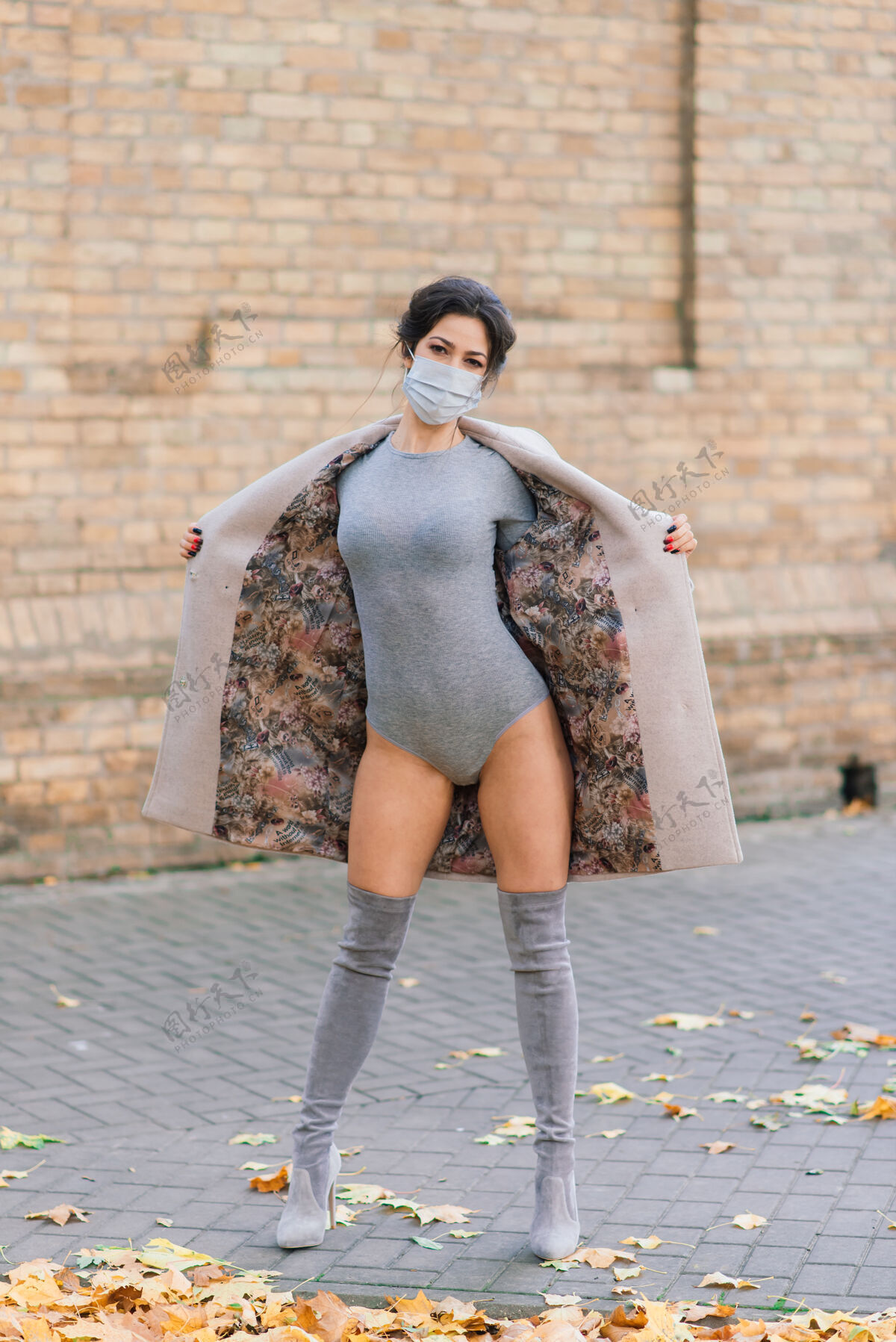 时尚秋天戴着面具和紧身衣的性感女人的时尚写真帕克大流行 病毒 冠状病毒比基尼流感舞蹈