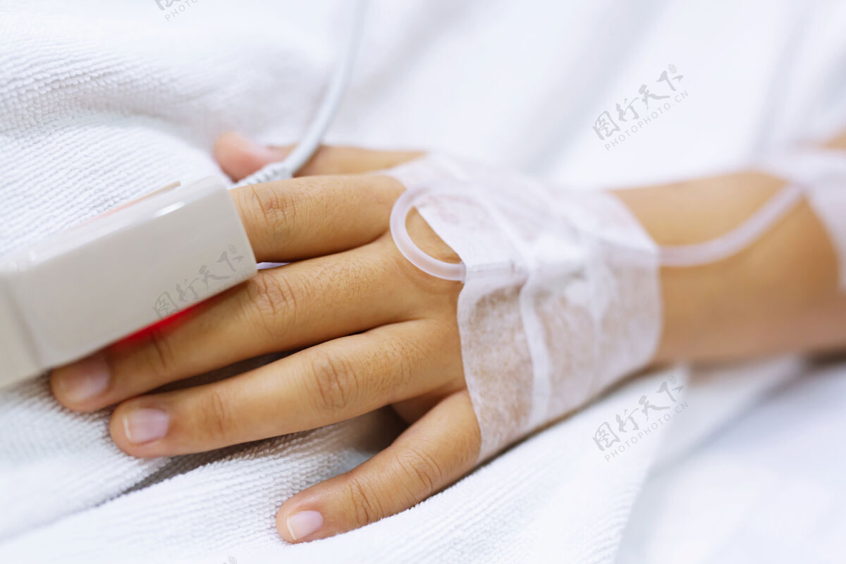急诊特写镜头聚焦在病床上与病人握手鼓励病床上的鼓励摘要科学房间