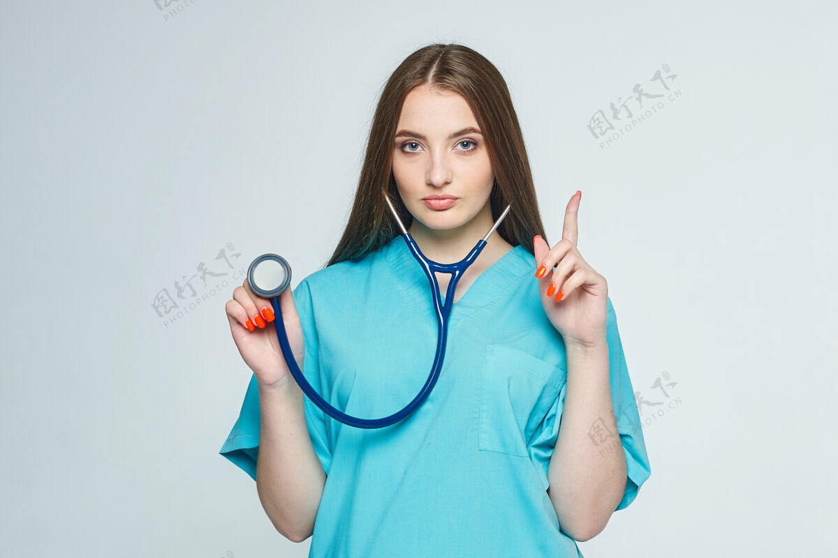 听诊器一位年轻女医生的画像 白墙上挂着听诊器健康女性成人