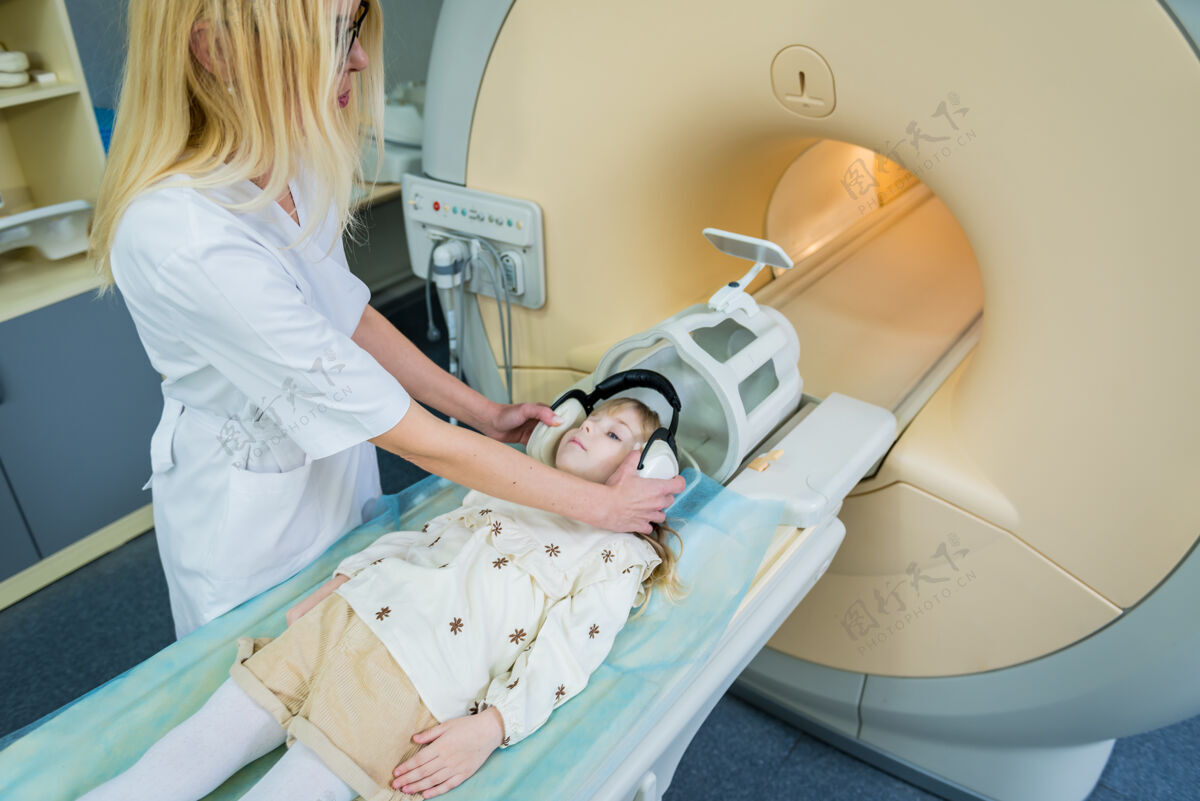 疾病放射科医生准备给小女孩做核磁共振脑部检查扫描设备实践