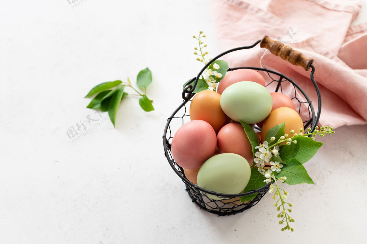 分类彩色彩蛋篮子.天然的从香料 蔬菜中提取的鸡蛋染料宗教姜黄植物