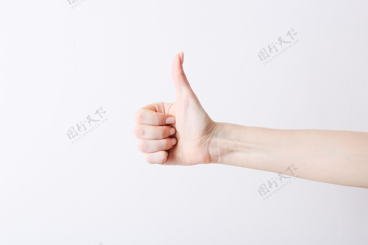 提供女性在白色上做右手拇指向上的手势协议手指喜欢