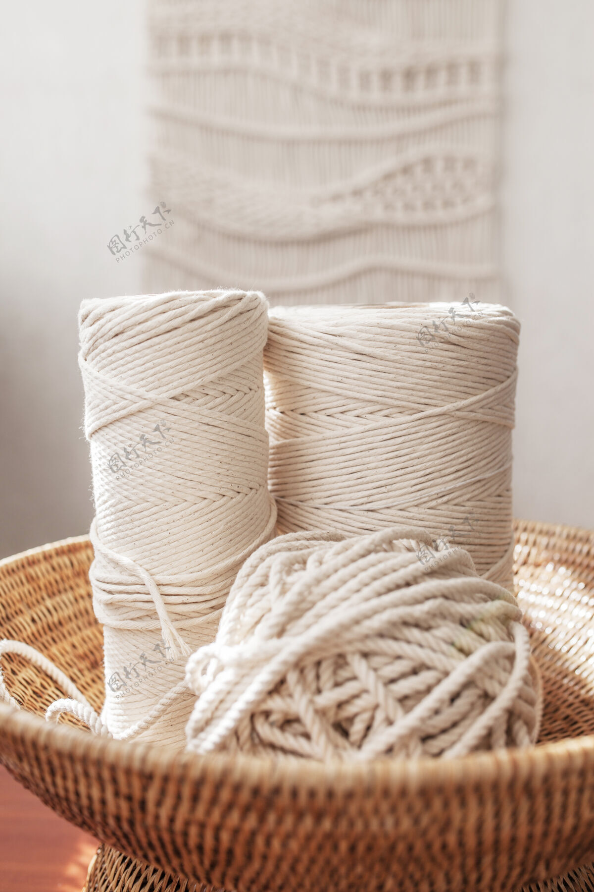 绳子手工编织和棉线质朴的木头表.hobby在木制的编织篮子里编织棉线女董事会爱好纱线工艺房子