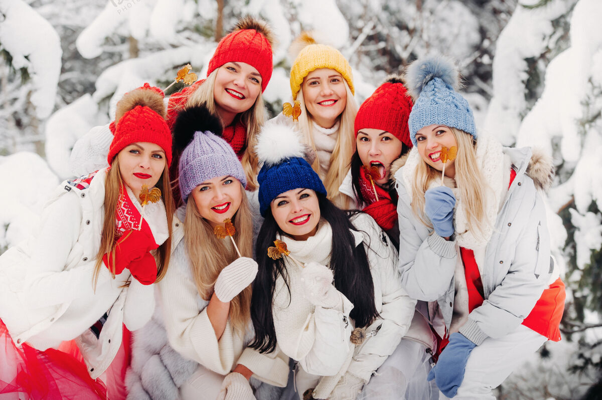 大节日一大群手里拿着棒棒糖的女孩站在冬天森林女孩在白雪覆盖的森林里 穿着红白相间的衣服 带着糖果衣服雪雪
