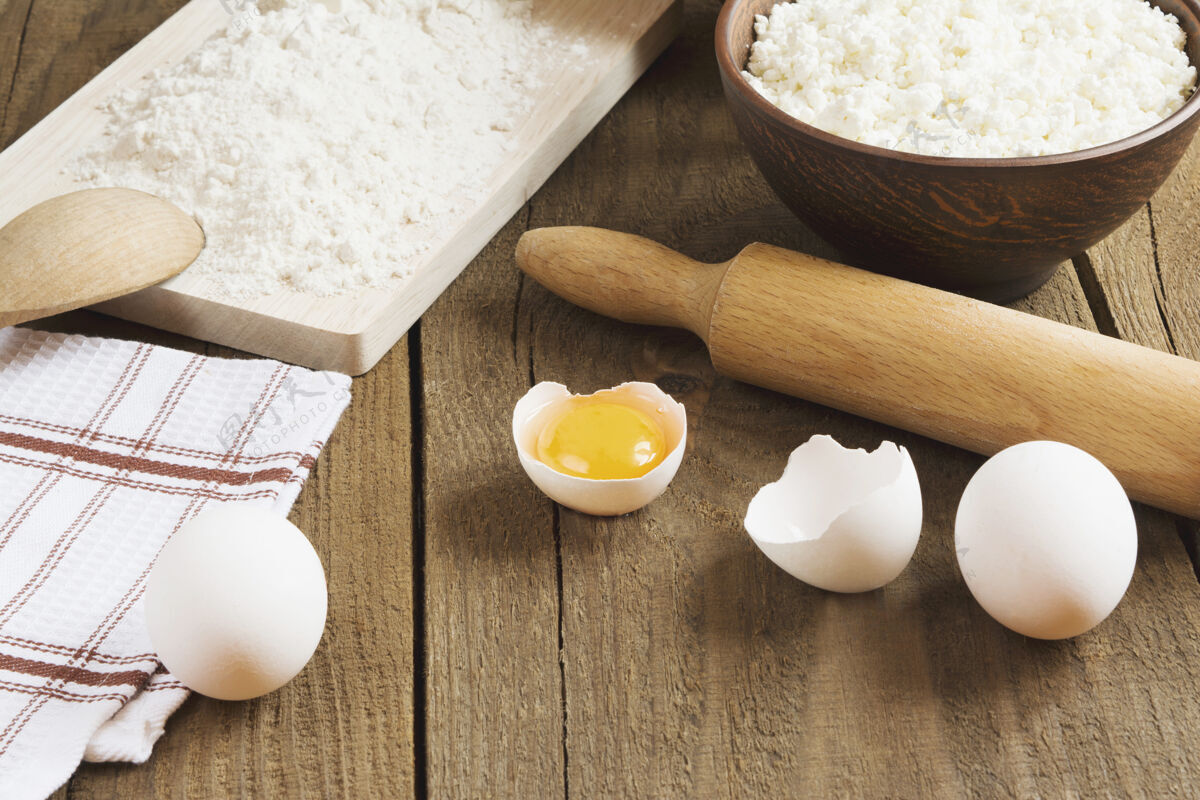 生鸡蛋特写蛋制品 白干酪 面粉桌子木板碎的