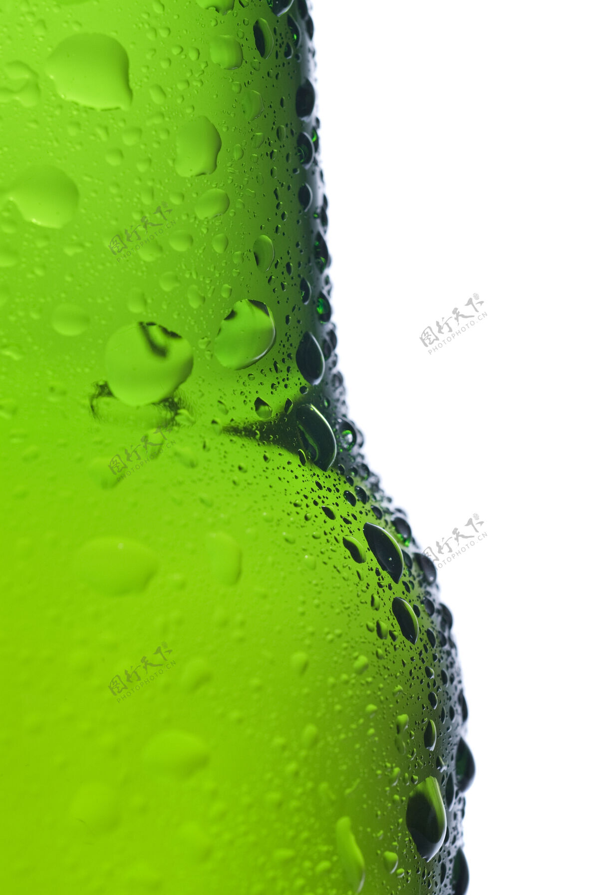 光绿色啤酒瓶与水滴隔离在白色饮料冷琥珀色