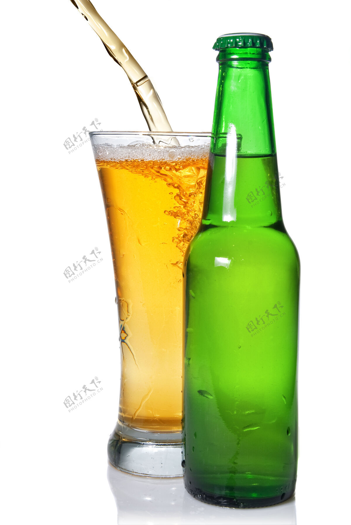 单一的啤酒从杯子里倒出来 瓶子是白色的泡泡酒精麦芽酒