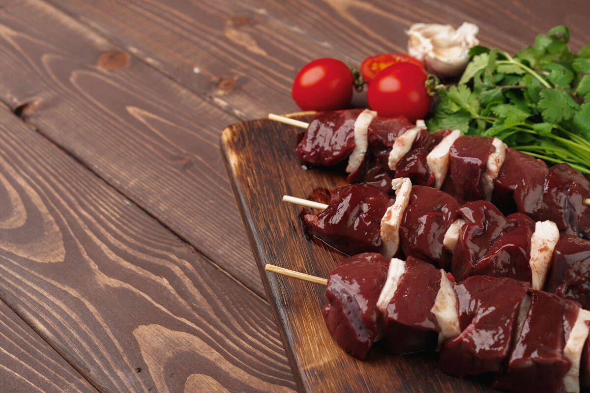 木材生牛肝肉串在木板上串起来传统准备食品