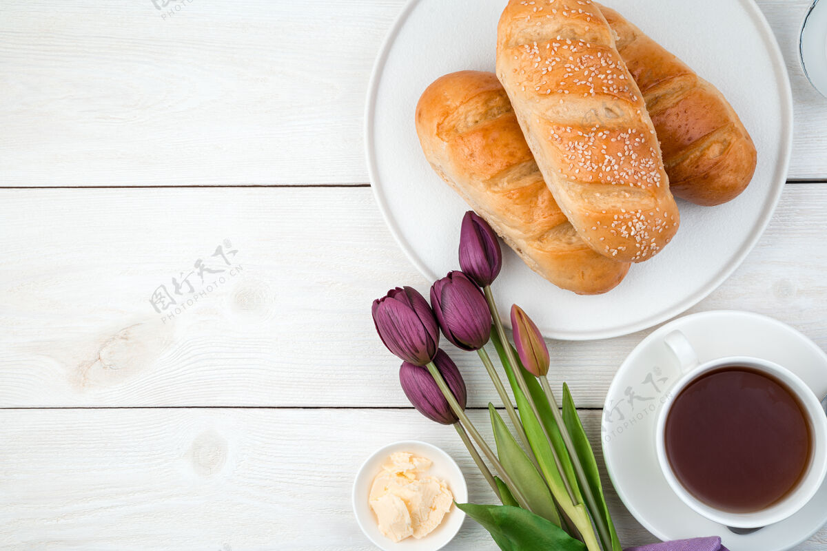 鲜花清淡的面包卷 茶和郁金香背景.top查看复制空间烘焙早餐面包