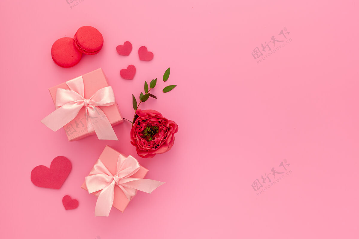 庆祝带丝带和玫瑰的粉红色礼盒组成情人节礼物