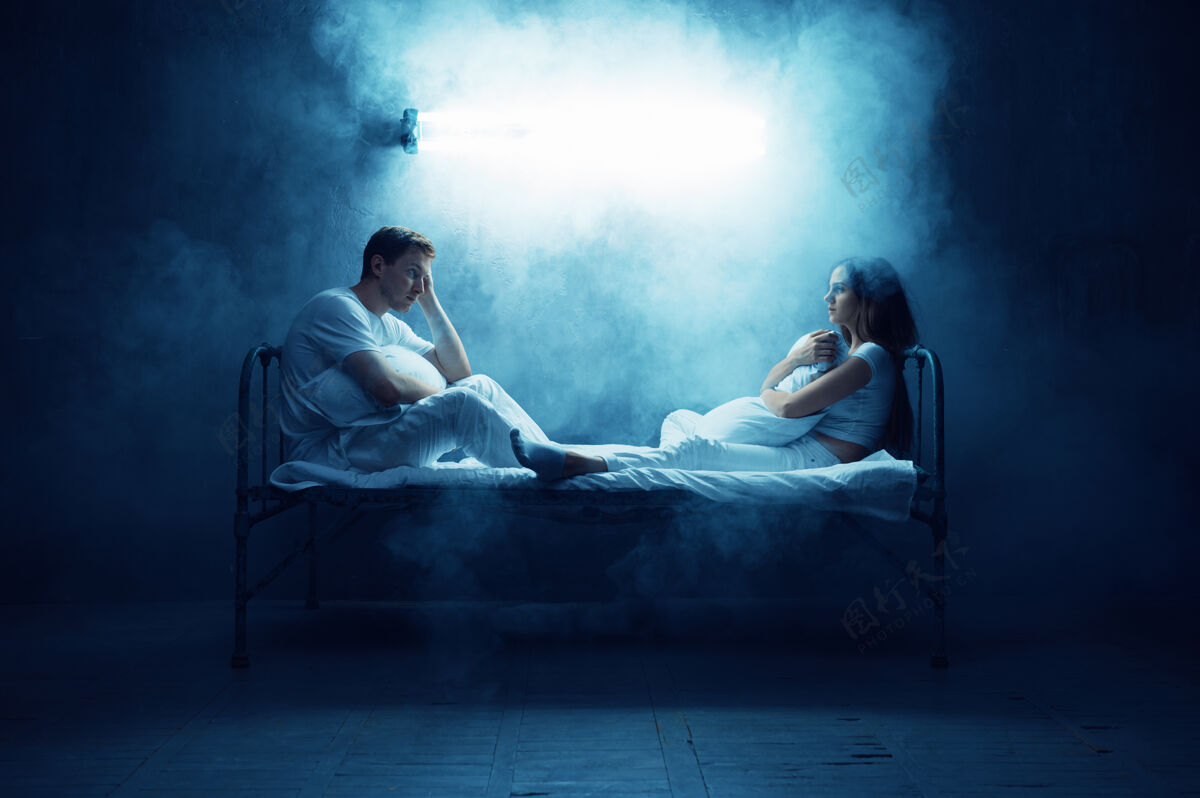 精神病学疯狂的男人和女人坐在床上 黑暗的房间…迷幻药每晚都有问题 抑郁和压力 悲伤 精神病院男性幽灵概念