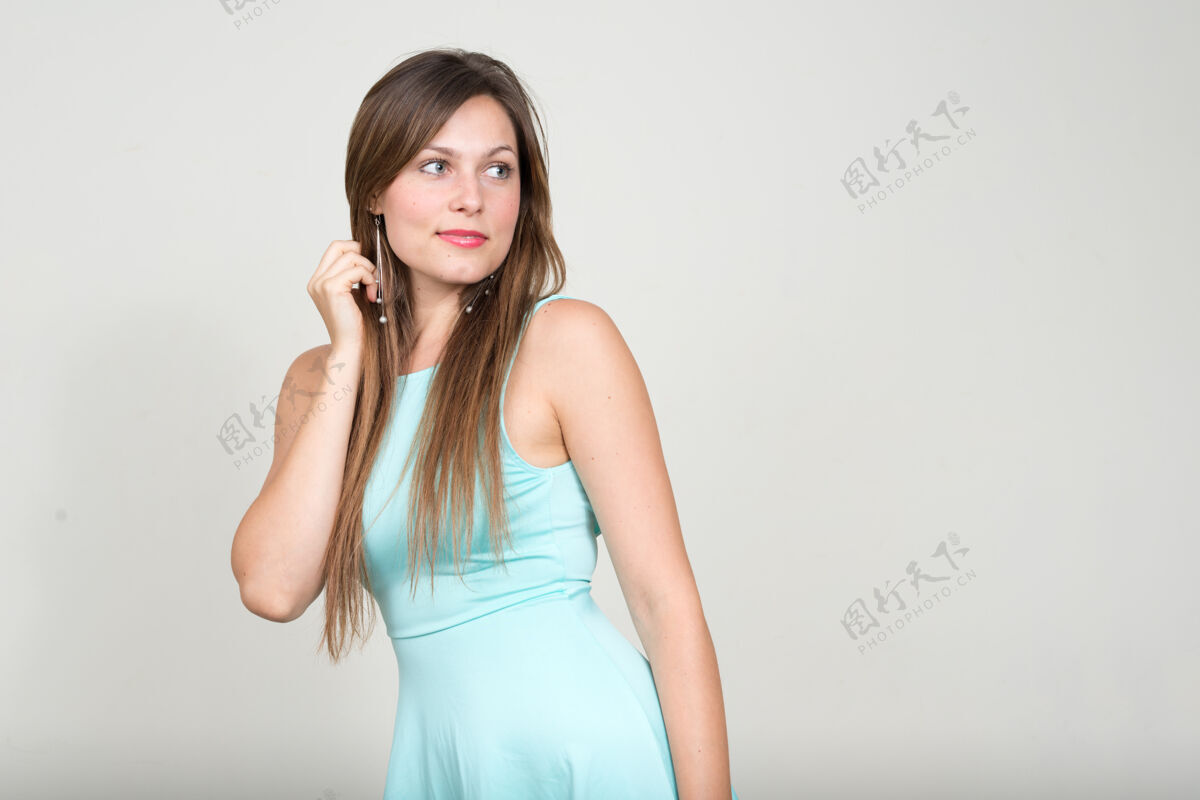 金发年轻漂亮的女人 棕色头发映衬着白色的空间头发镜头女性