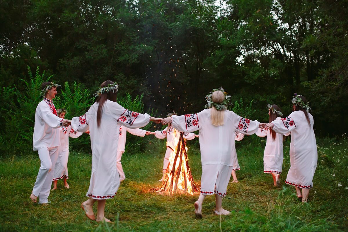 烟仲夏年轻穿着斯拉夫服装的人们在森林里围着篝火跳舞时尚传统服装
