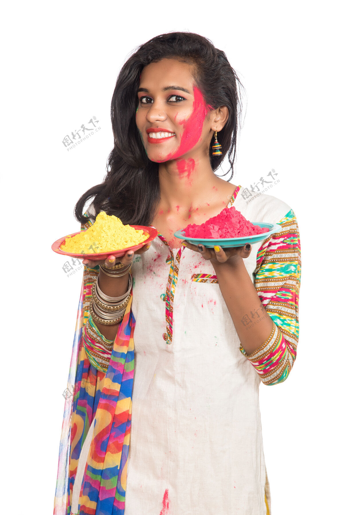 肖像在胡里节之际 美丽的年轻女孩拿着盘子里的彩粉享受女人节日