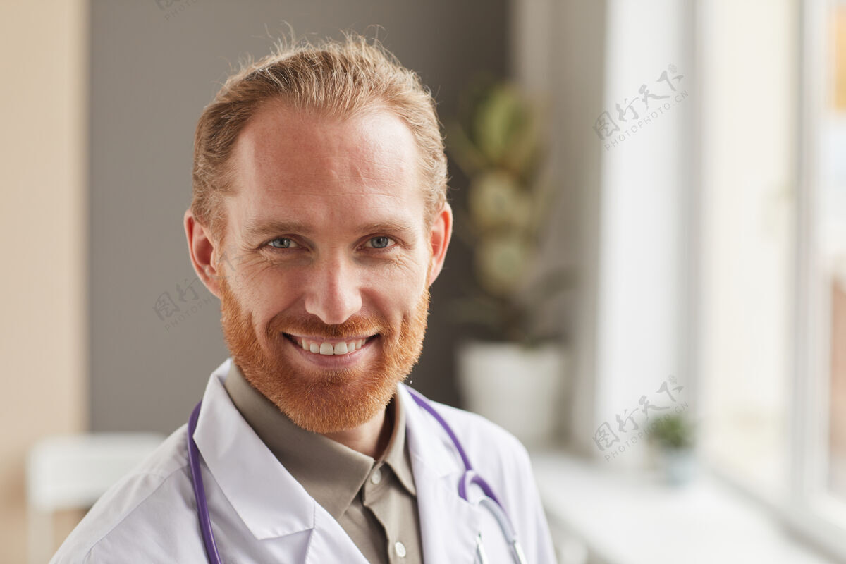 人大胡子的成功医务工作者在前面微笑的特写镜头职业全科医生站