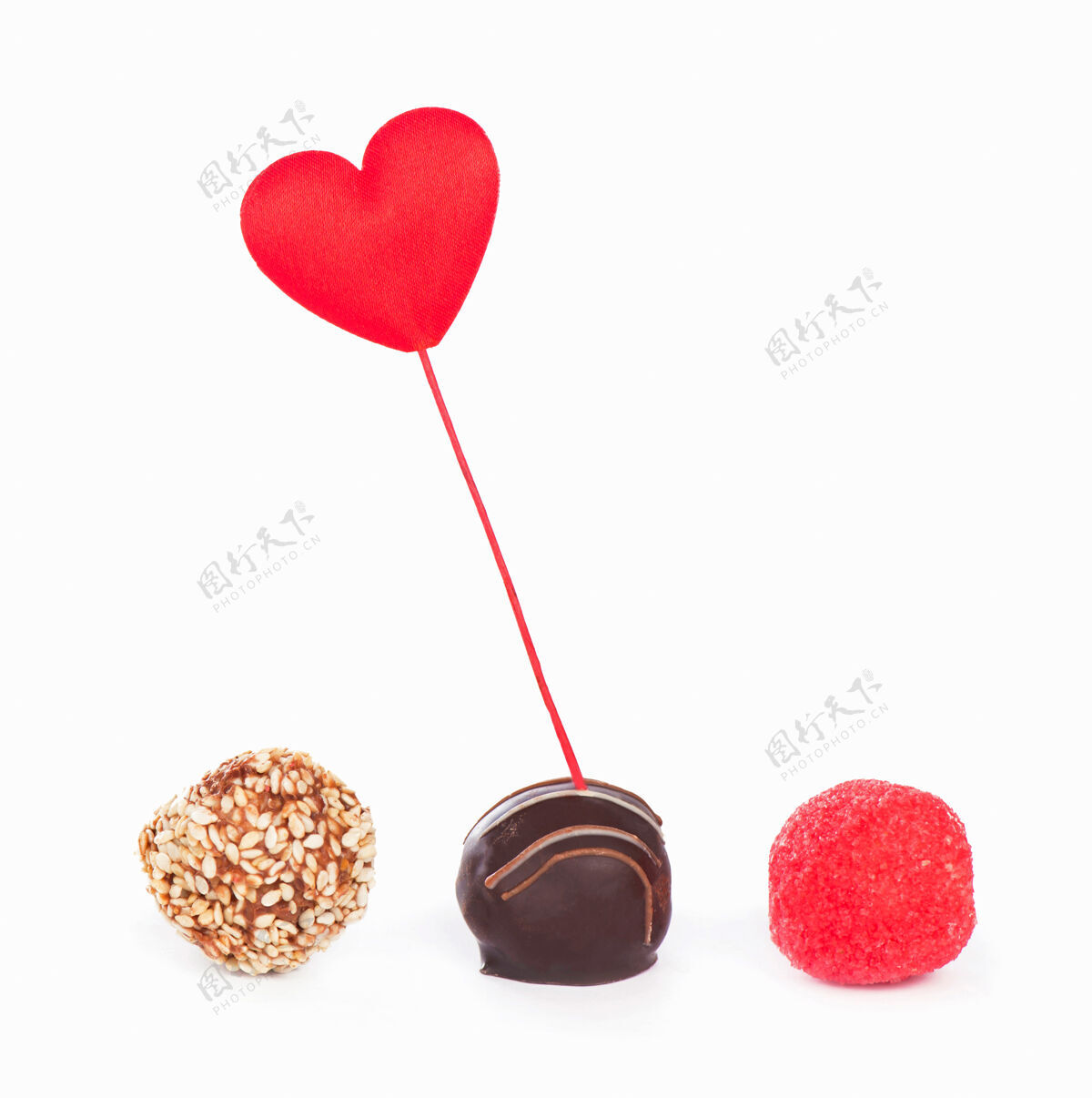 形状情人节天礼物盒子和糖果以白色背景上的心形出现糖果甜点团体
