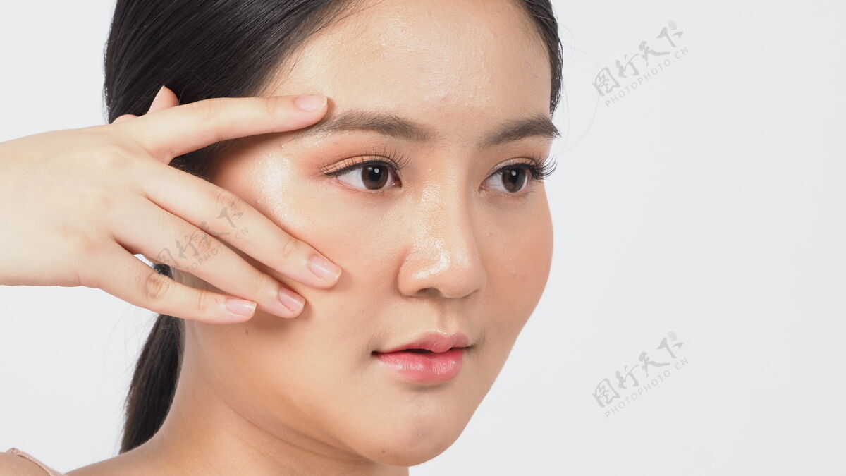 治疗美容护肤concept.young公司亚洲女性美容美脸化妆护肤化妆品 显示自然健康柔软 坚定和永恒的面部皮肤女人清洁护理