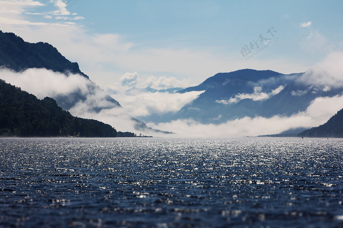 清晰白云在清澈的天空中 在一个山湖之上风景森林景观
