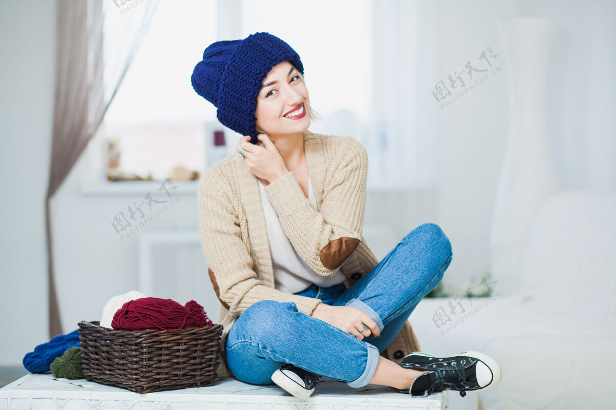 冷室内戴着白色针织大礼帽的美女坐在胸前 用篮子纱包着季节舒适年轻