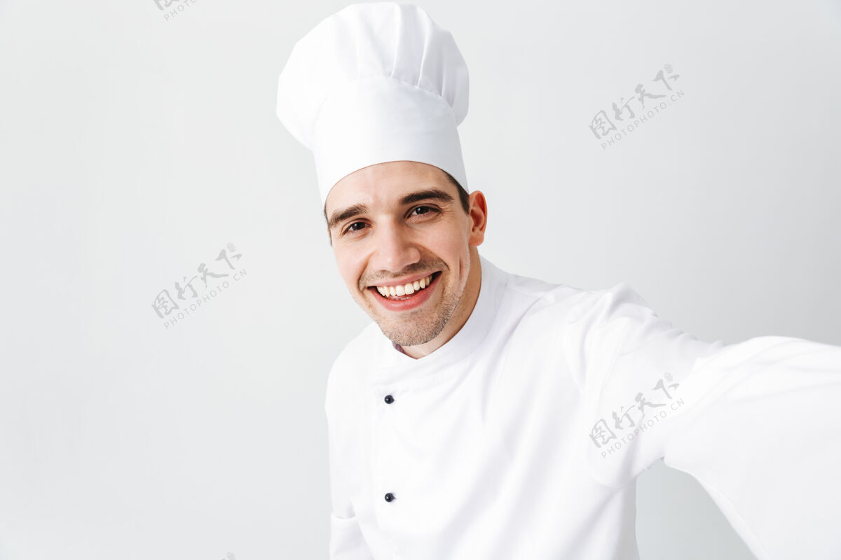 制服穿着制服的快乐厨师长孤立地站在白墙上 自拍图片咖啡馆菜肴