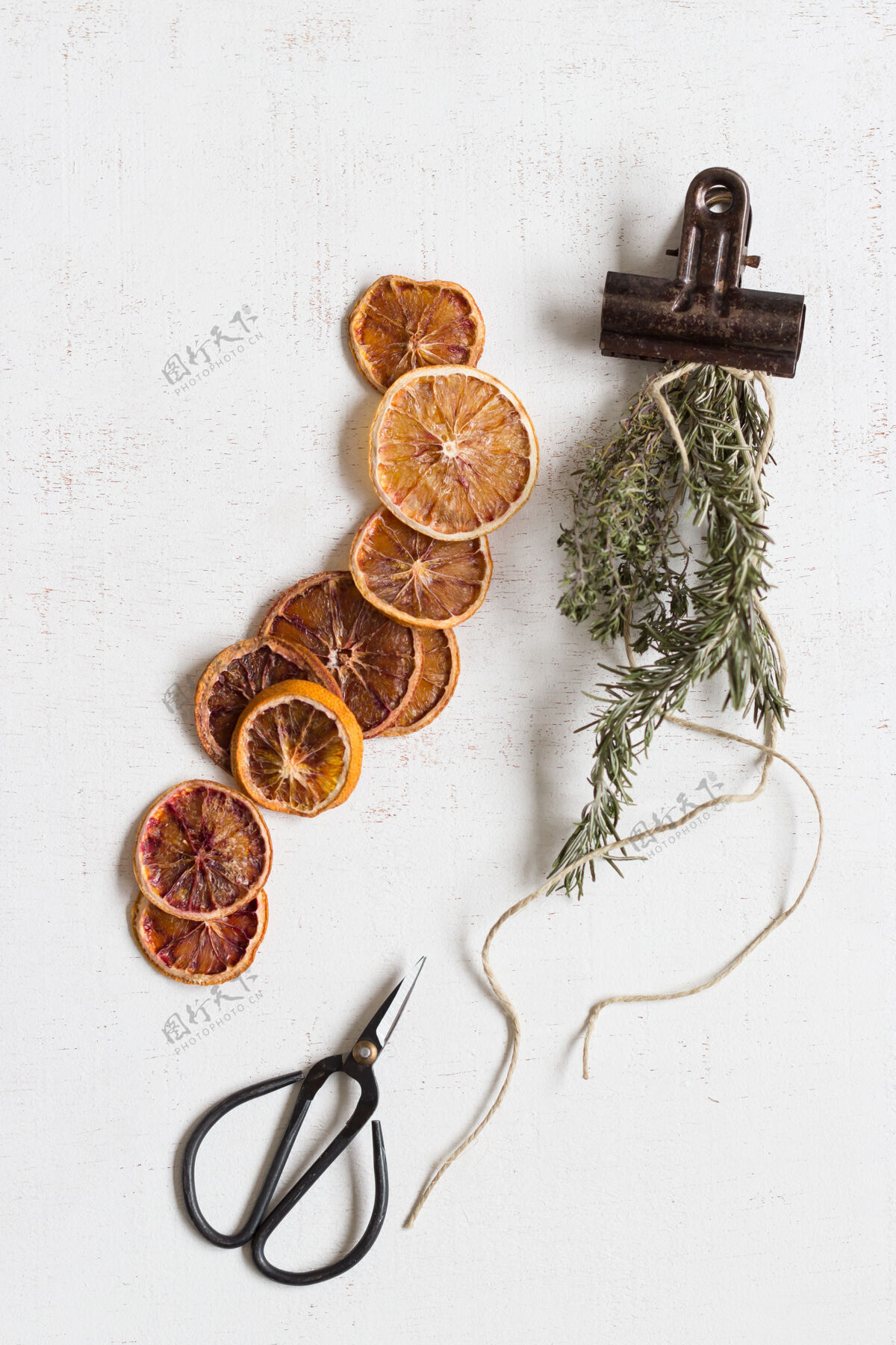 切片干橘子片和香料古董夹子和剪刀顶视图生锈橙色