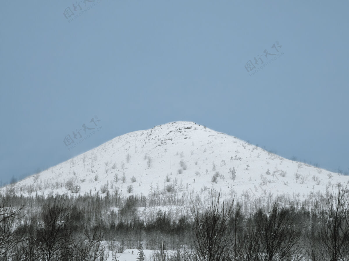 平静白雪覆盖了山顶山下雪北极山工厂北极无人