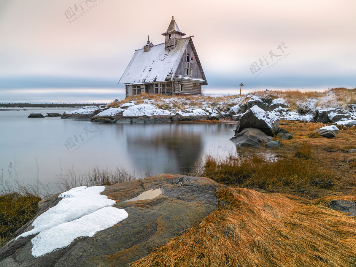 孤独为拍摄电影而建造的木制小教堂电影下雪冬季风景与真实的电影房子在俄罗斯拉博乔斯托罗夫斯克村岸边基督教田野极地