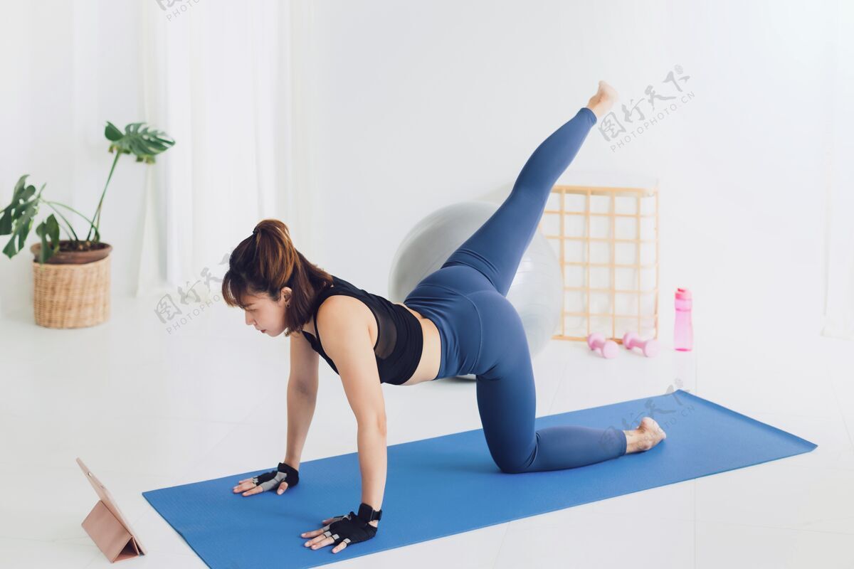 在线亚洲美女在家锻炼 在平板电脑上看训练视频亚洲人减肥健身