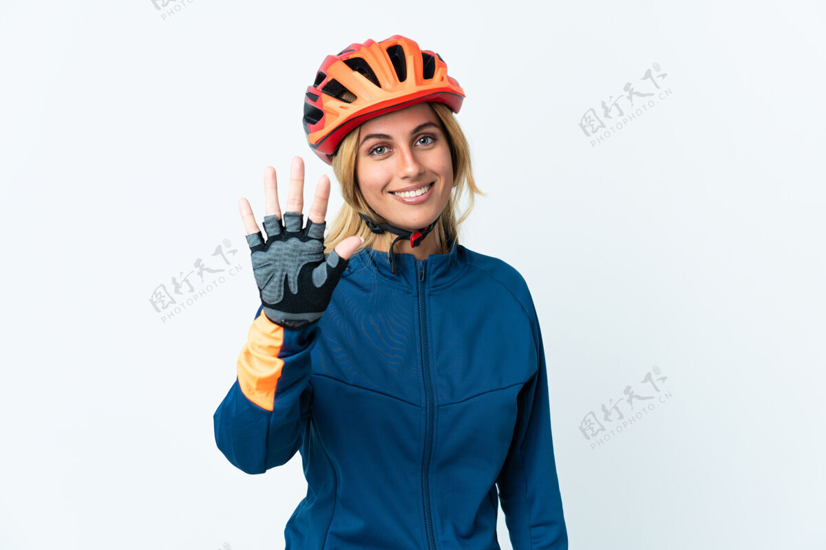 运动员年轻的金发乌拉圭骑自行车的女人用手指数到五运动装女人年轻人