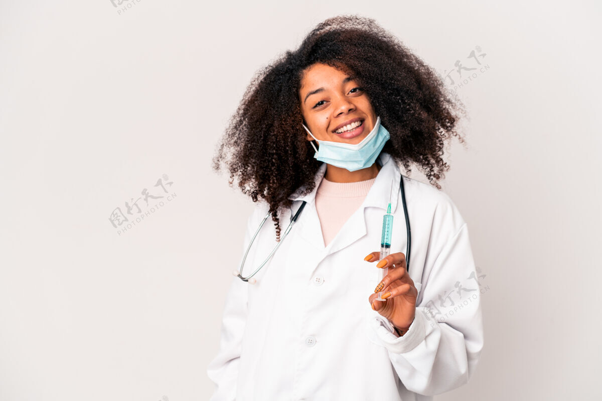 医学年轻的非洲裔美国卷发女医生拿着注射器开心地笑着 开朗地笑着卷发非洲牙齿