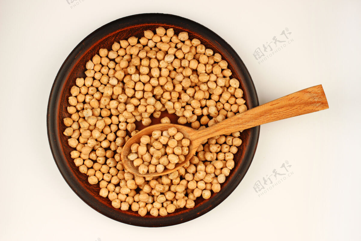 豆类鹰嘴豆在盘子里放在白色的表面上蛋白质生的干