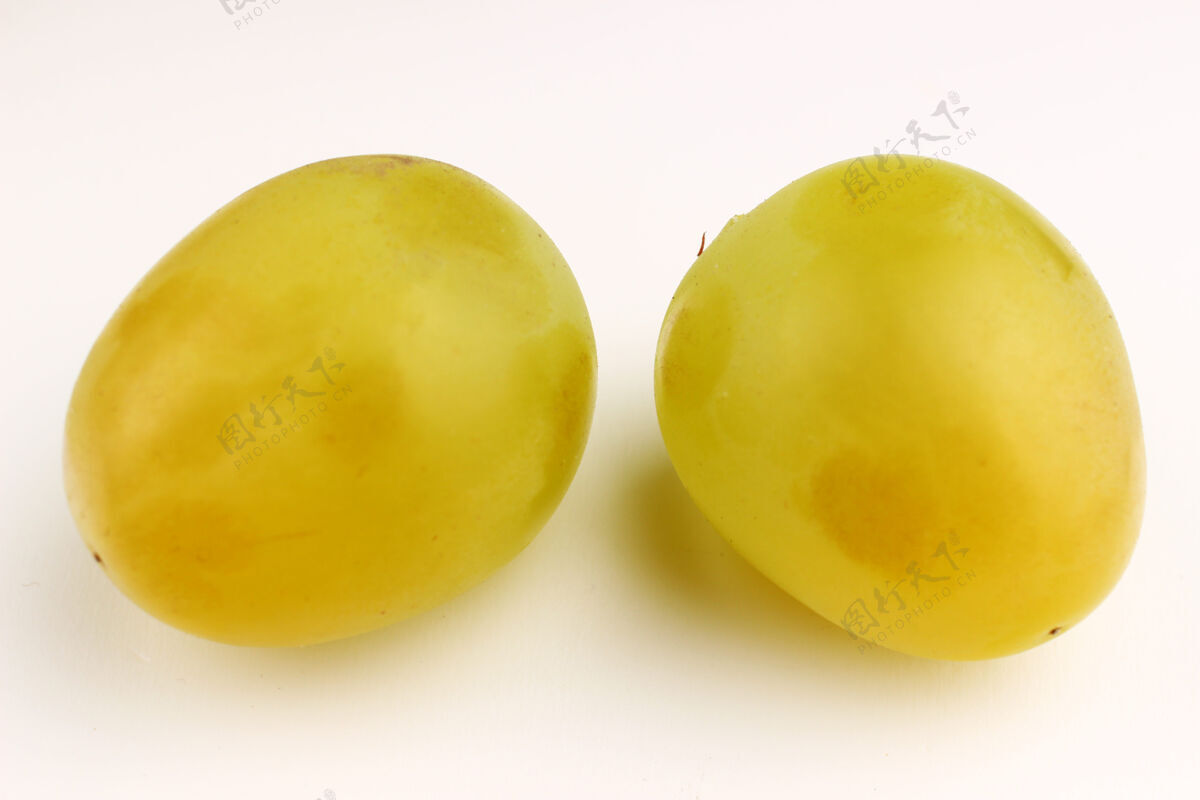 浆果白色表面上的白色葡萄葡萄水果簇