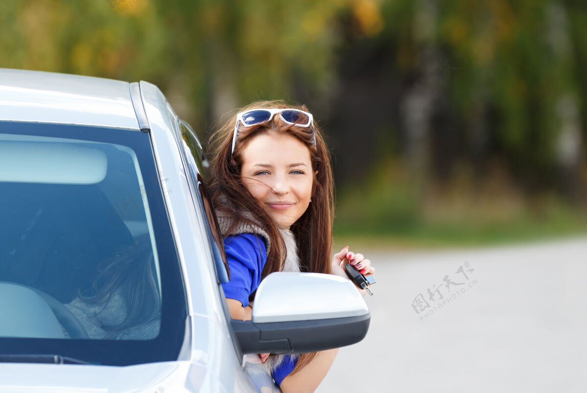 购买漂亮的年轻女孩在车里司机女孩车辆