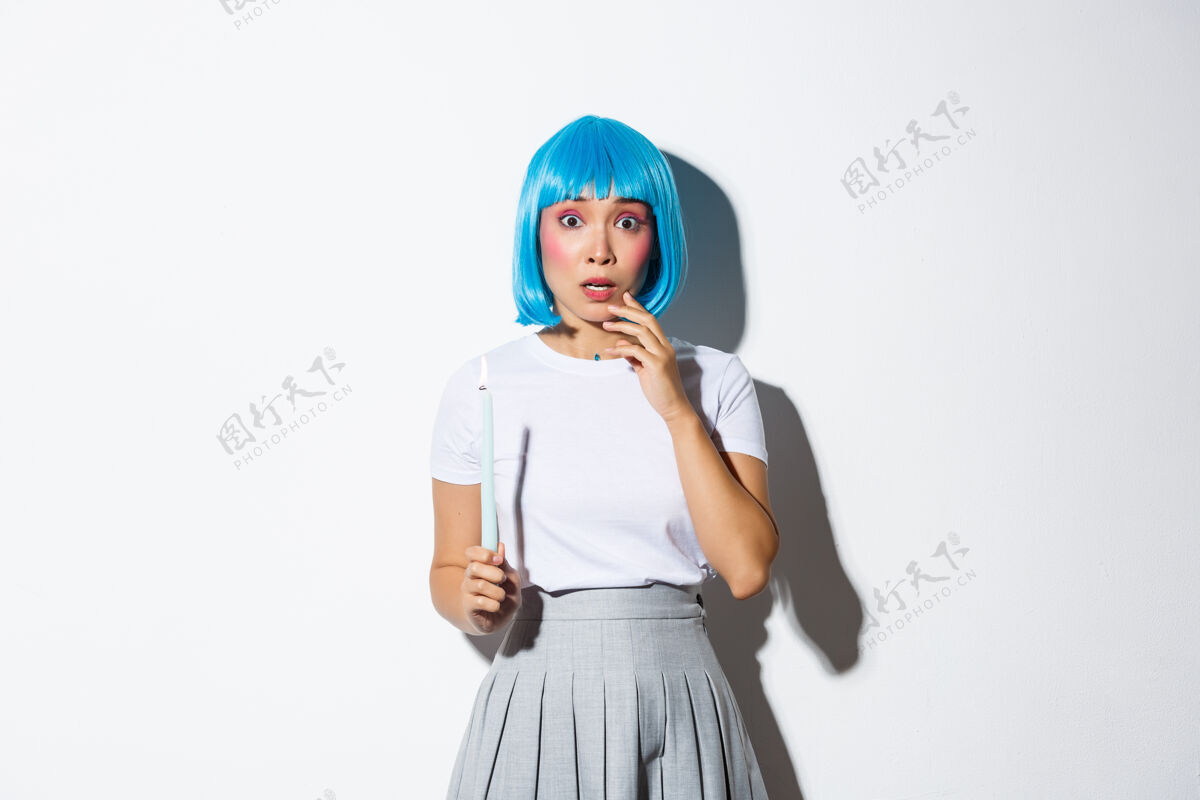 女人戴蓝色假发的亚洲女孩摆姿势假发表情女人