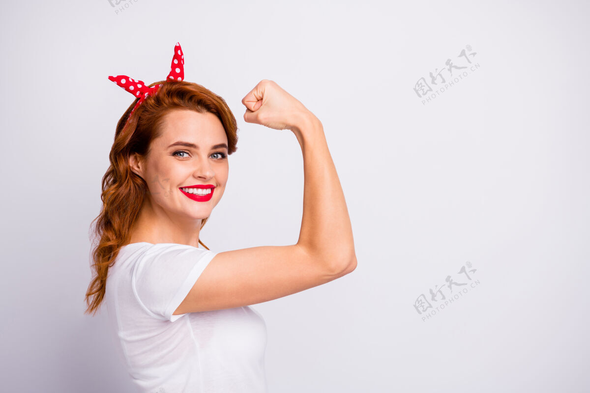 力量正面迷人女人的侧面照片训练健身馆展示三头肌手享受她的锻炼效果穿好看的衣服隔着白色的墙肌肉Swoosh口红