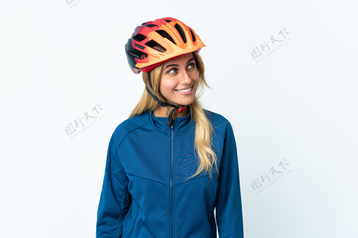 女人年轻的金发乌拉圭女自行车手一边想一边抬头运动装自行车手骑