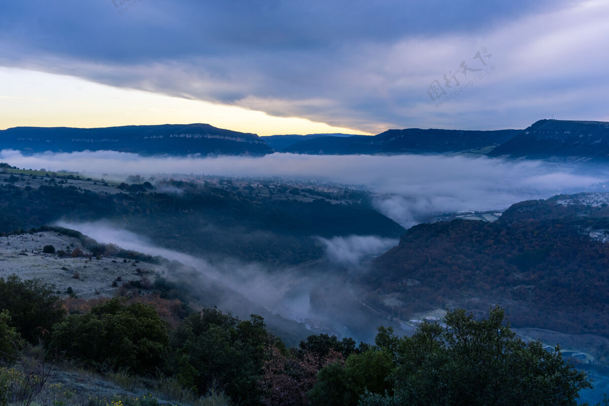 景色法国米洛塔恩山谷的雾风景山谷云