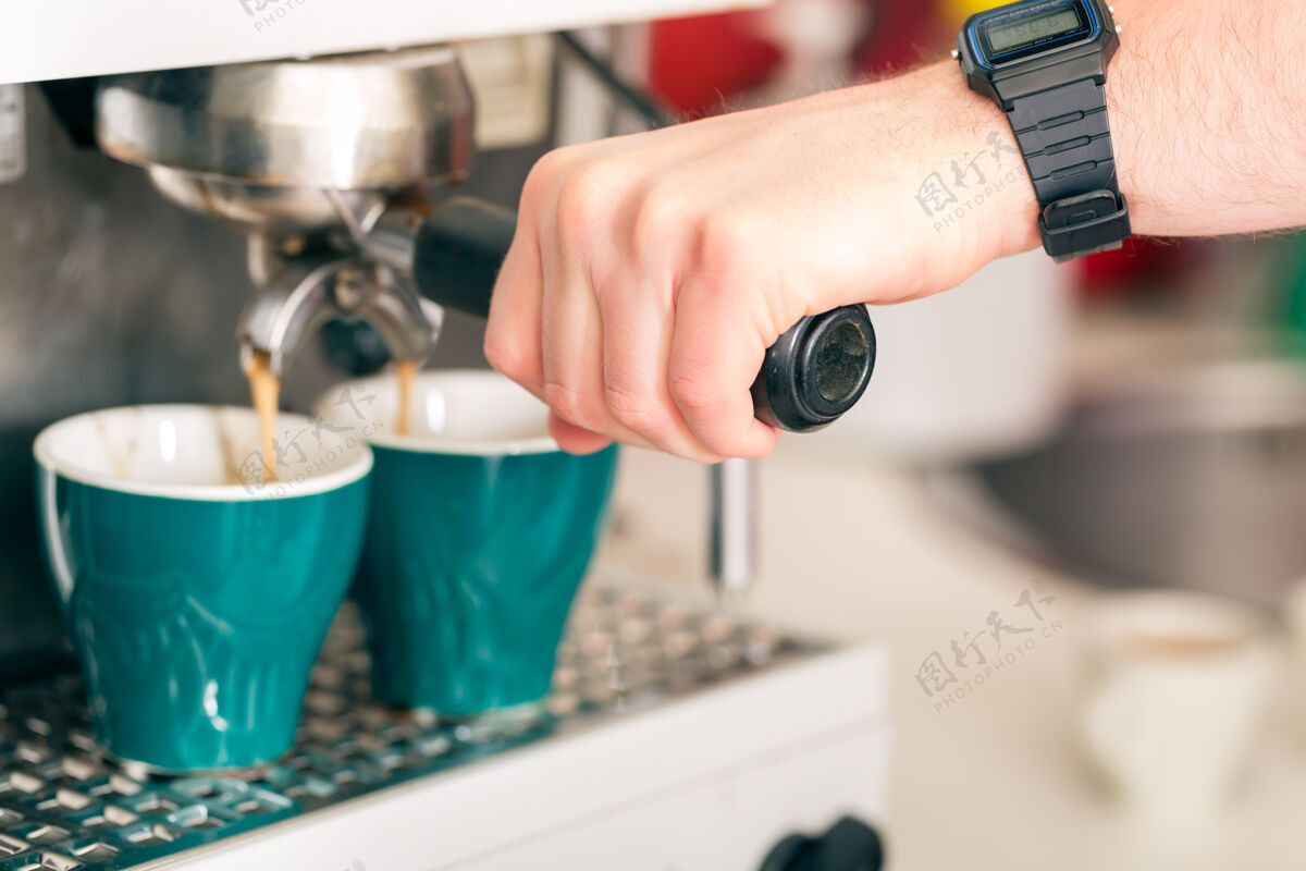 咖啡馆咖啡店-咖啡是用咖啡机现煮的咖啡机咖啡机咖啡休息