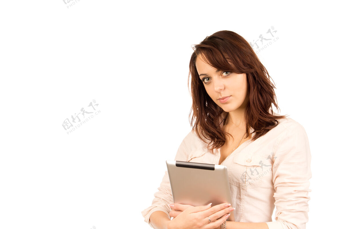 秘书迷人的年轻黑发女子站在她的怀里拿着一个平板电脑技术漂亮平板电脑