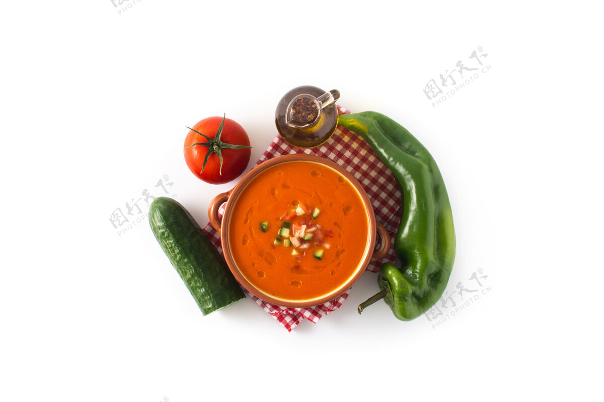 蔬菜在瓦罐和配料隔离的西班牙浓汤美味胡椒一餐