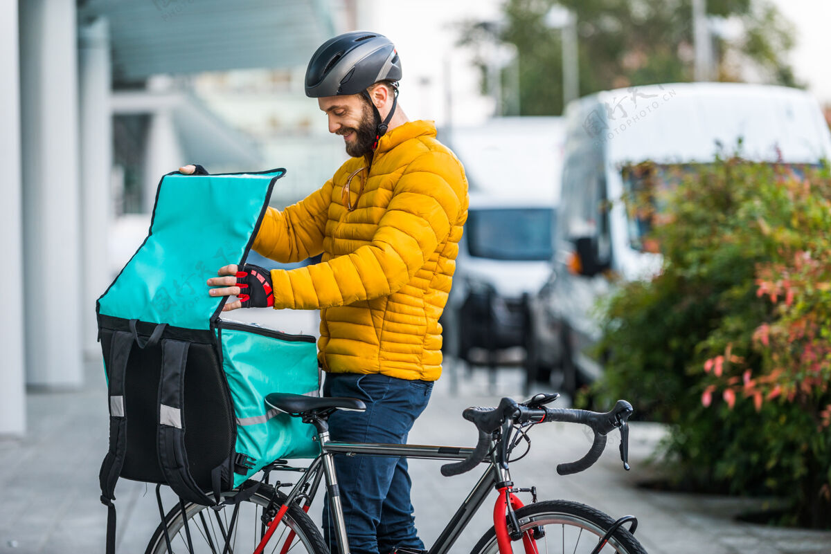 制服送菜服务 骑手用自行车送菜给客户-关于交通 送菜和技术的概念垃圾食品职业房子