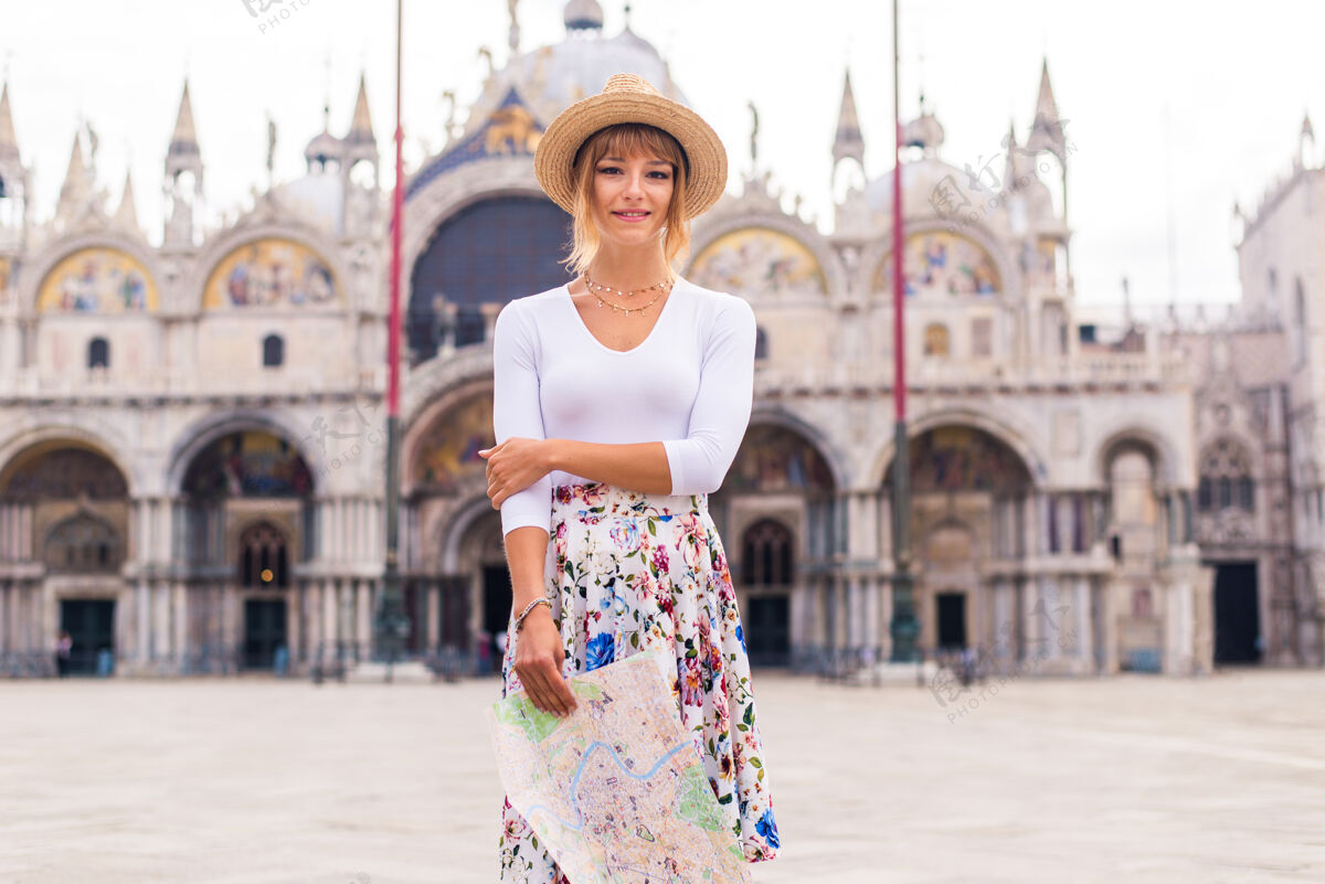 浪漫年轻女孩在威尼斯游玩-在意大利旅游观光威尼斯最相关的地标-关于生活方式 旅游 旅游的概念浪漫旅游女孩