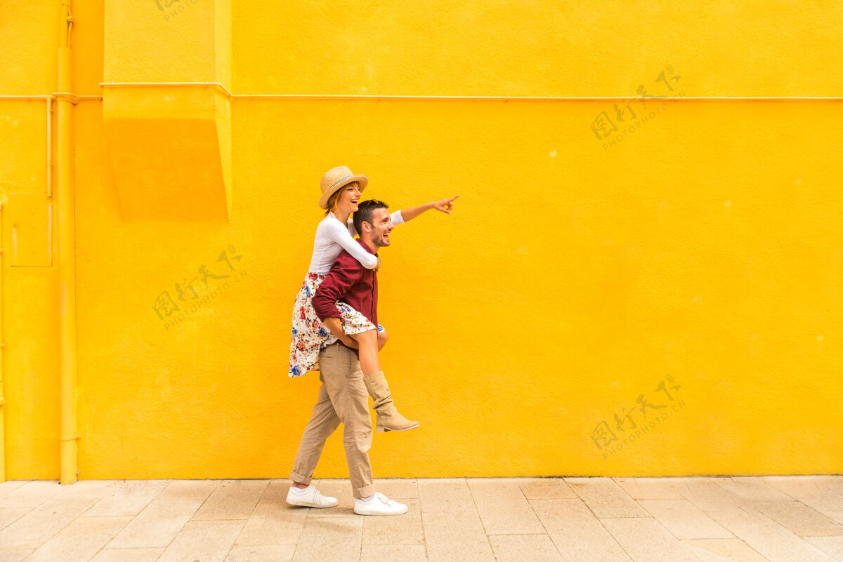 男人年轻夫妇在威尼斯游玩-游客在意大利旅游和观光威尼斯最相关的地标-关于生活方式 旅游 旅游的概念男朋友博主浪漫
