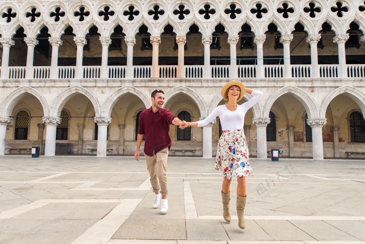 旅游年轻夫妇在威尼斯游玩-游客在意大利旅游和观光威尼斯最相关的地标-关于生活方式 旅游 旅游的概念人男人圣