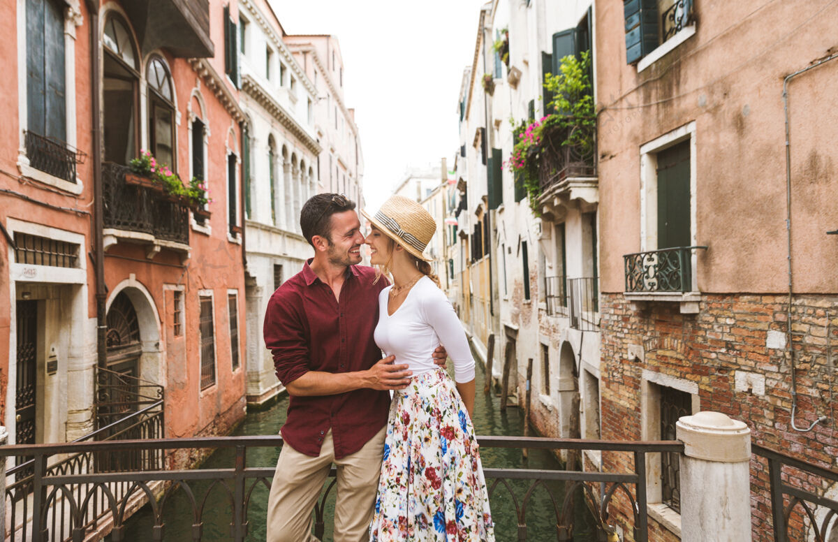 观光年轻夫妇在威尼斯游玩-游客在意大利旅游和观光威尼斯最相关的地标-关于生活方式 旅游 旅游的概念快乐人女人