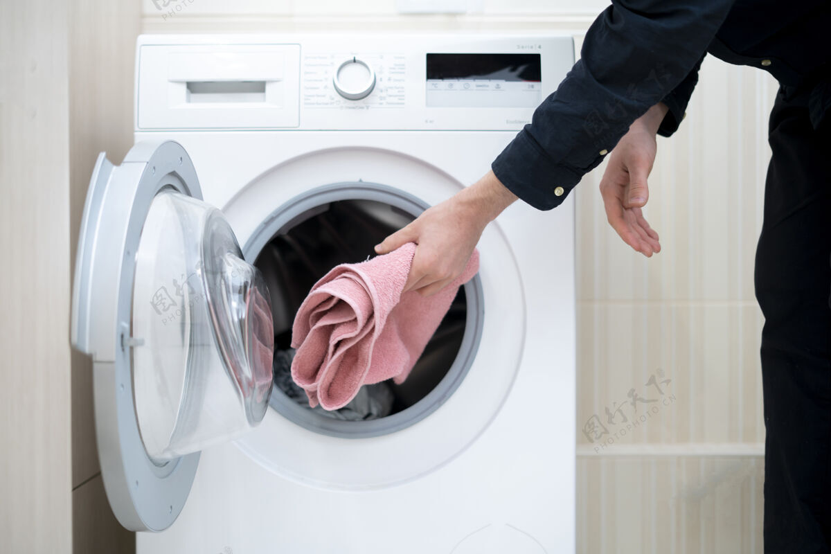 家务把洗衣粉装进洗衣机电器湿洗衣机