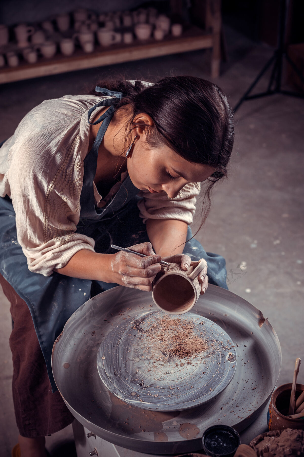 手工美丽的工匠大师在陶工轮子上用粘土工作手工制作创造手工