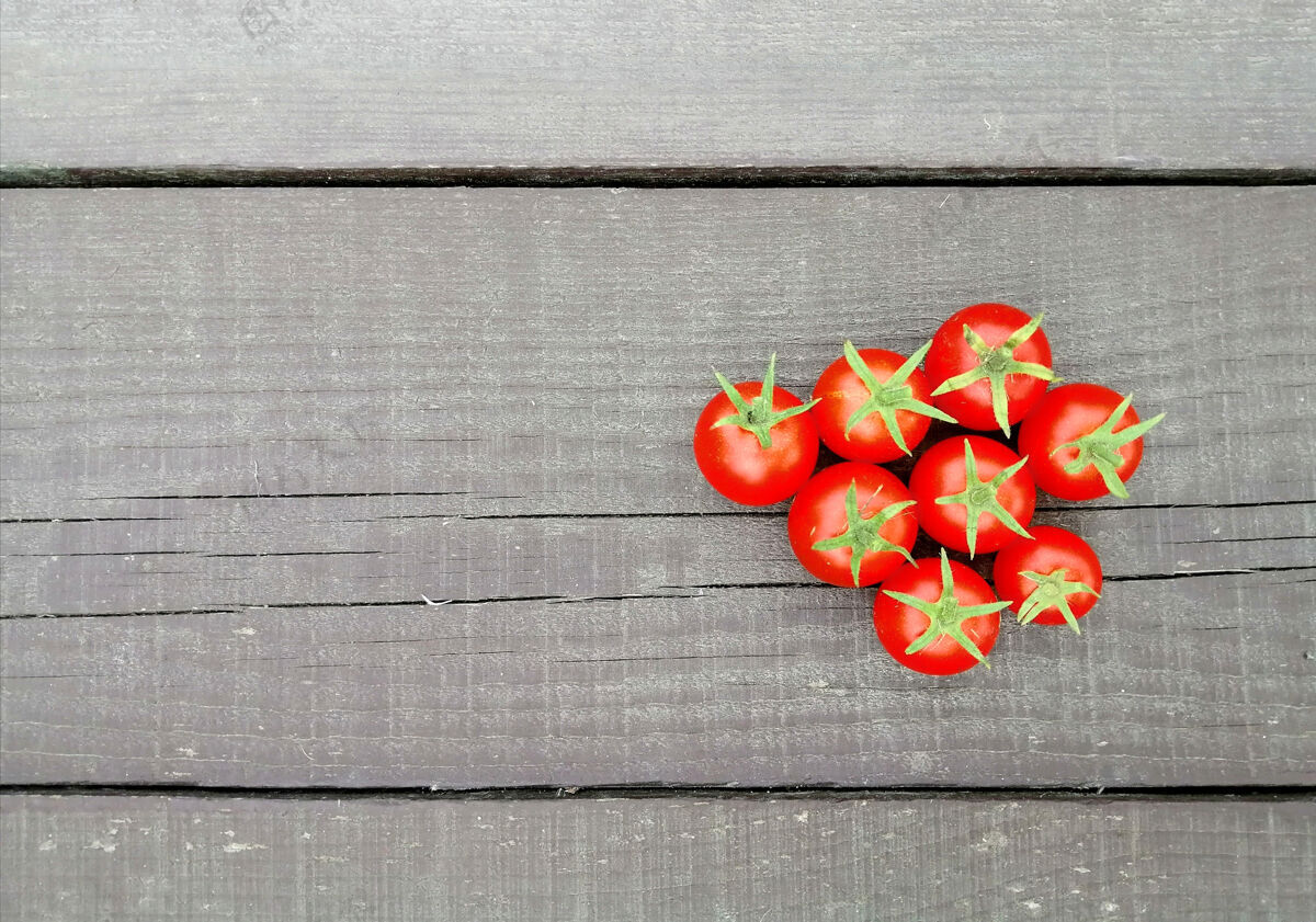健康西红柿放在天然的木头表面深色木材健康食物