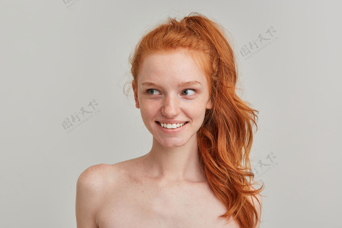 红发可爱的女人 漂亮的红发女孩 马尾和雀斑学生成人模型