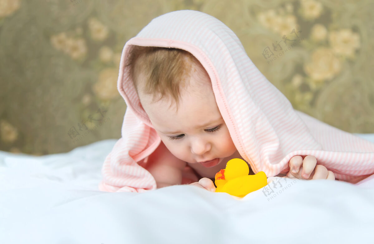 孩子宝宝用毛巾洗澡后欢呼洗澡毯子